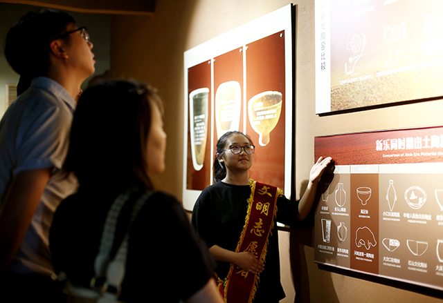 讲解员在工作中